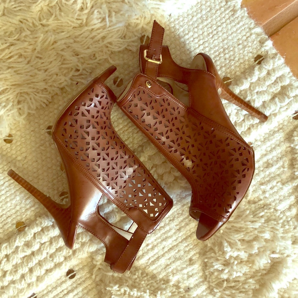 GUESS Heels - Picture 2 of 7